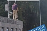 В Саратове неизвестный на самокате катался по Доске почета