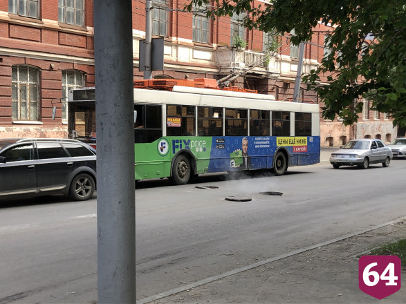 Парящий люк в центре Саратова мешает автомобилистам