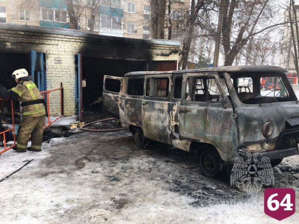 В гараже диспансера под Саратовом сгорел УАЗ