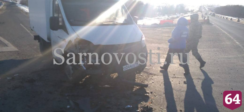 Водитель легковушки покалечился в ДТП с грузовиком под Саратовом