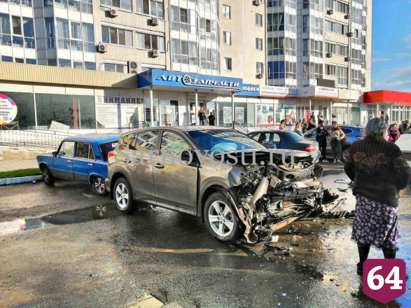 В Энгельсе трое ранены в массовой аварии с 5 машинами