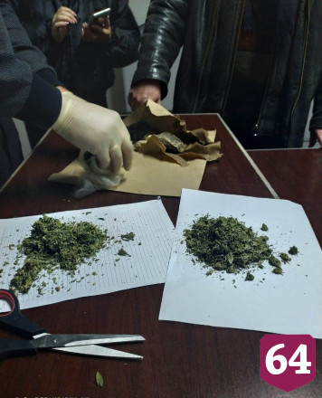 Мужчина пытался перебросить через забор колонии конверт с наркотиками