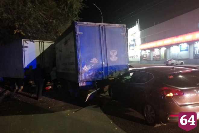 В массовом ДТП у саратовского рынка пострадал молодой мужчина