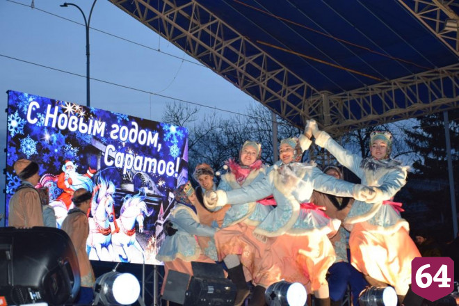На Театральной площади зажгли новогоднюю елку