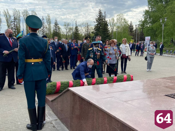 Губернатор возложил цветы к Вечному огню в парке Победы 