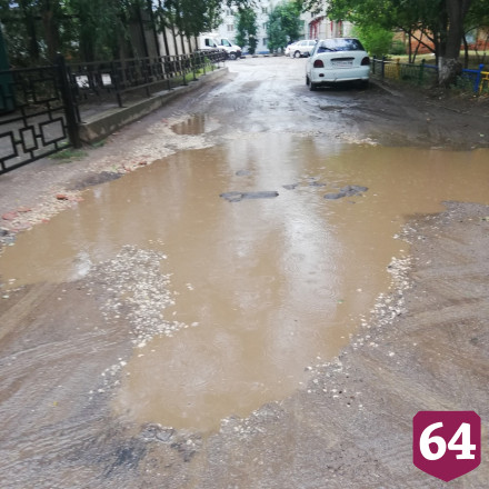 Горожане пожаловались на разбитую дорогу к детской поликлинике