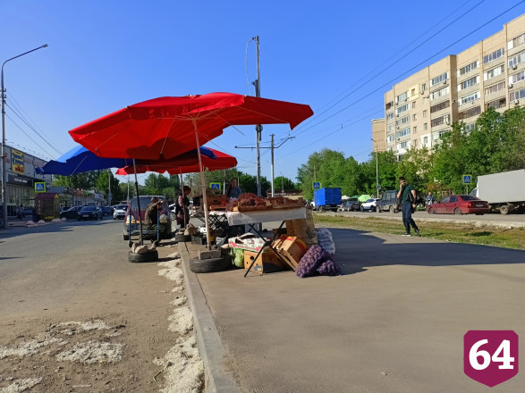 В Саратове продавцы овощей заняли проезжую часть