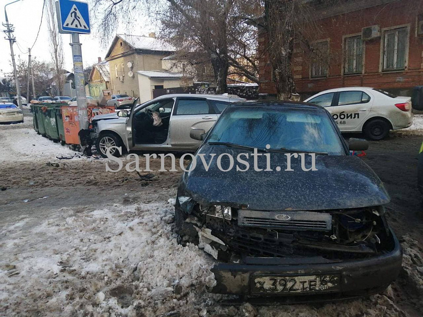 В Саратове после ДТП легковушку отбросило в столб