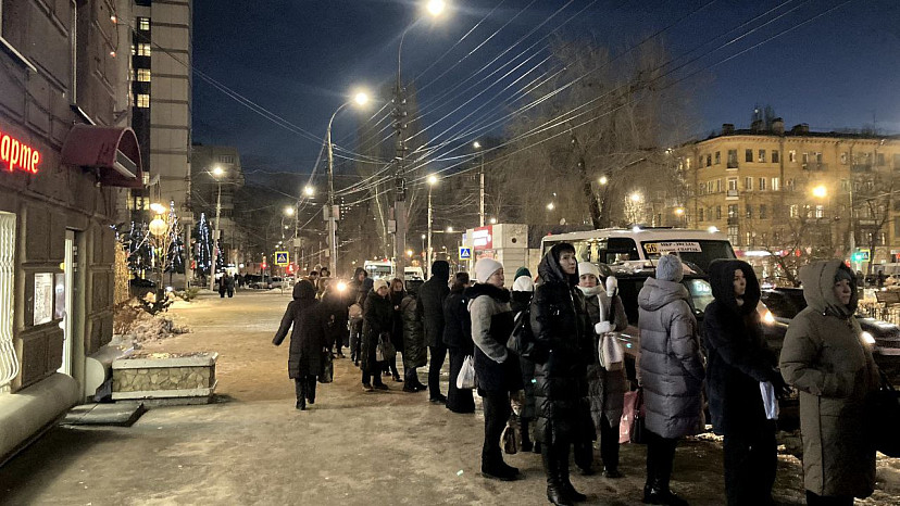 Чиновники вместе с саратовцами постояли в очереди на маршрутку 