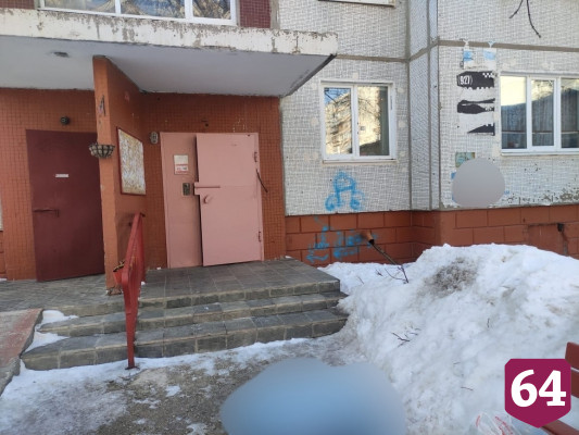 У подъезда многоэтажки под Саратовом нашли труп пенсионера 