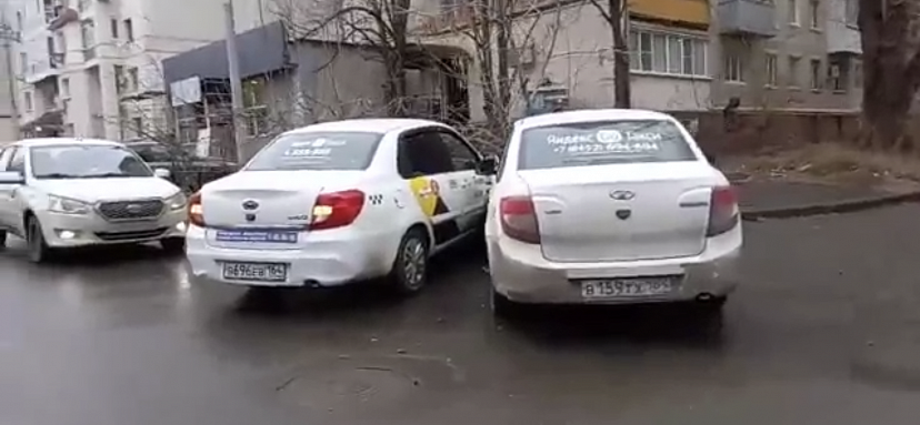 В Саратове таксисты не поделили перекресток