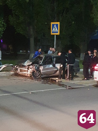 Молодой мужчина травмировался в ДТП с деревом в Саратовской области