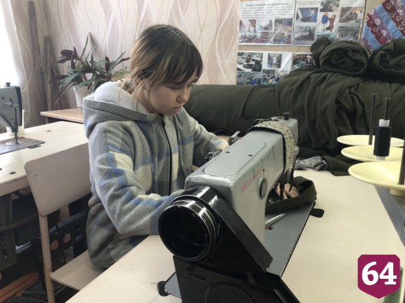 В лицее под Саратовом шьют одежду и подушки для бойцов СВО