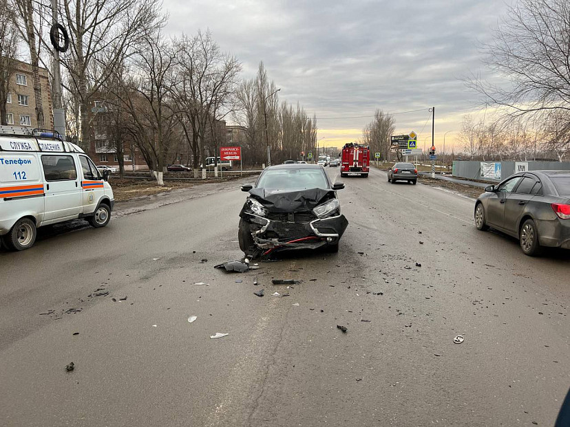 Два человека травмировались в аварии на Волжском проспекте