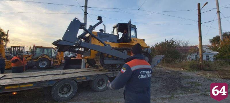 Саратовские спасатели отсекают от огня две деревни у горящего леса 