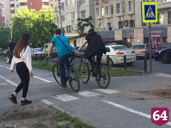 В сквер на Рахова массово выехали велосипедисты