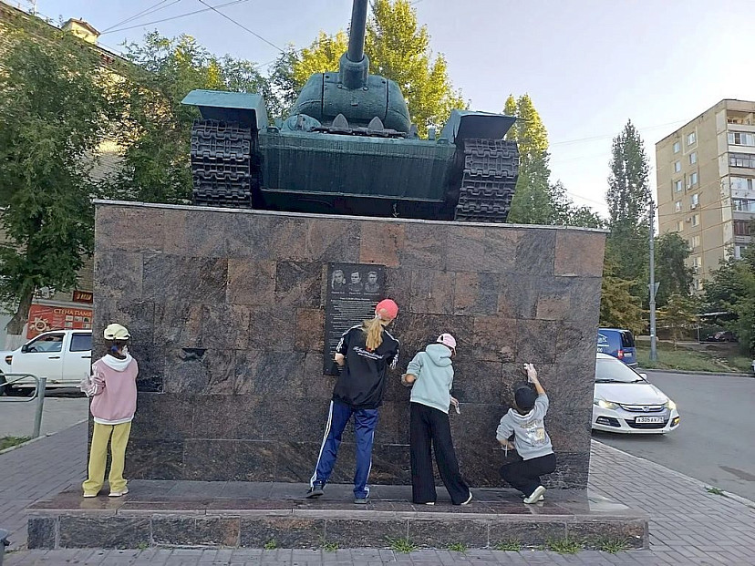 Юные волонтеры убрались около танка-памятника в Саратове