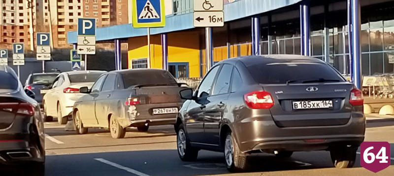 В Саратове автохамы заняли парковку для инвалидов