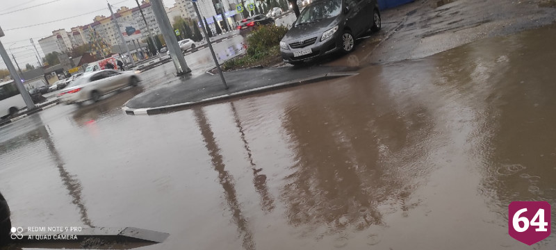 Центральную улицу Энгельса затопили дождевые воды
