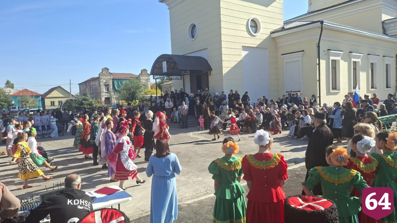 В Саратовской области на казачьем фестивале кормили щами и фланкировали шашкой