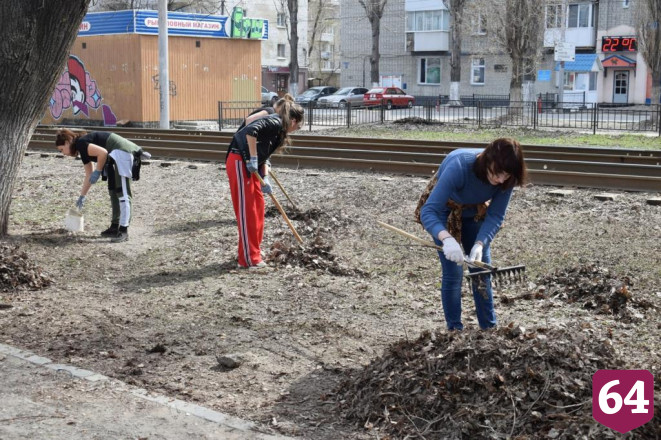 Саратовцы убирали город в «чистый» четверг