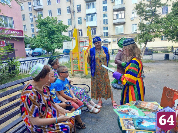 В Саратове сказки народов России читали под открытым небом