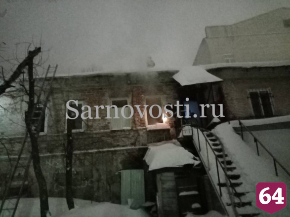 Ночью полыхал дом возле Театральной площади Саратова