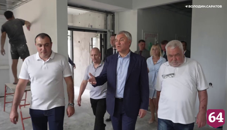 В саратовском поселке завершается строительство бассейна и ледовой арены