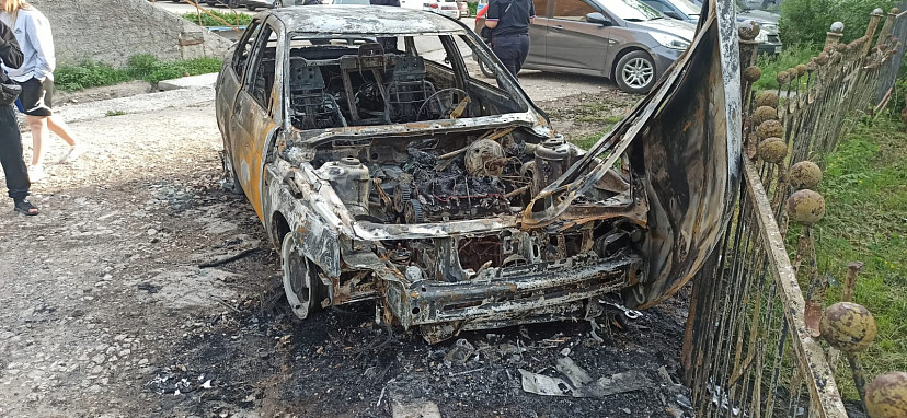 У героини телешоу под Саратовом сожгли две машины