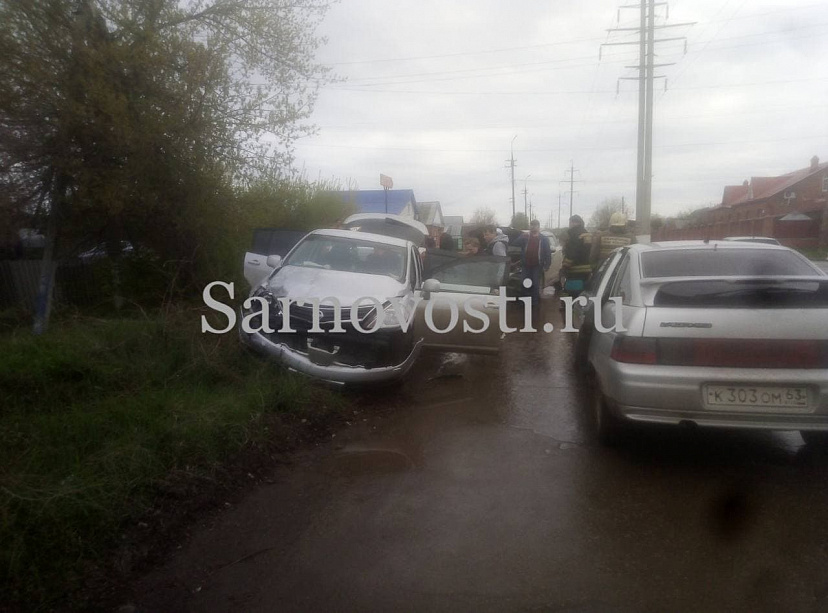 Автоледи на кроссовере покалечилась в ДТП под Саратовом