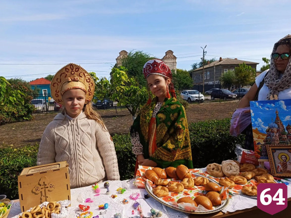 На саратовском фестивале самоваров кормили пловом и катали на ослике