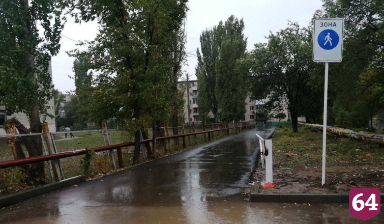 Родители учеников сломали шлагбаум у школы