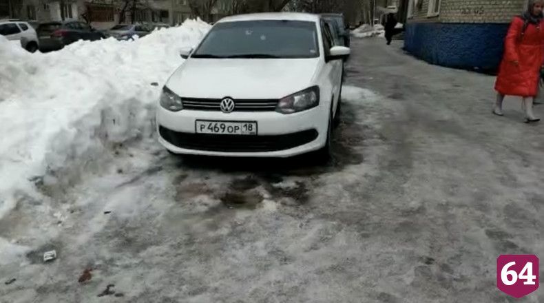 В Саратове автохамы массово заполонили тротуар
