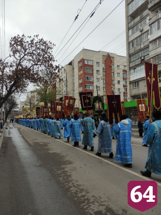Тысячи жителей Саратова участвуют в крестном ходе