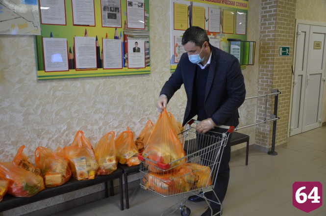 Саратовским школьникам на «дистанционке» выдают продуктовые наборы