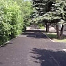 Рабочие заканчивают асфальтировать дорожки парка «Территория детства»