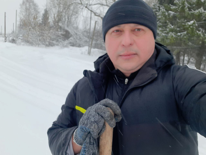В Саратовской области чиновник вышел на улицу чистить снег лопатой