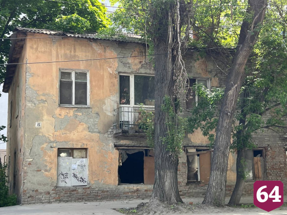 Жители Саратова попросили снести опасный дом