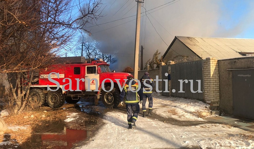 В Саратове пожарные тушат горящие дом и сарай
