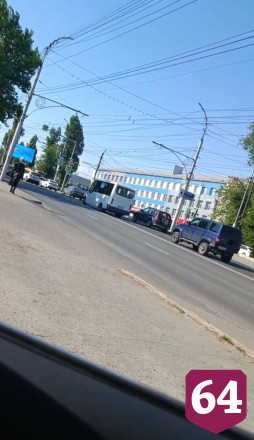 Саратовцев удивила «бедуинка» в плаще в аномальную жару