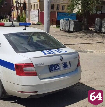 Жителей Саратова возмутил автомобиль ДПС с заклеенными номерами