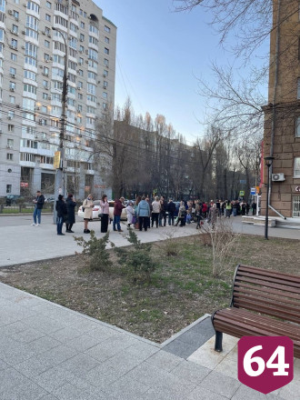 Саратовцы показали огромную очередь на маршрутку