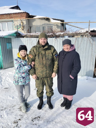 Боец СВО с позывным Медведь пришел с тортом к саратовским волонтерам