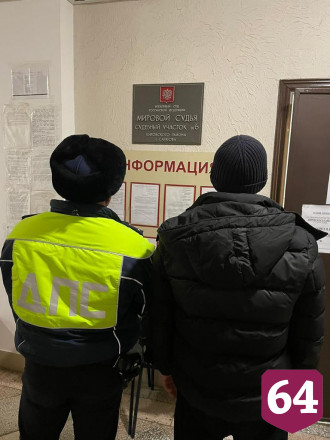 Саратовца арестовали на 12 суток за тонировку и неоплаченные штрафы