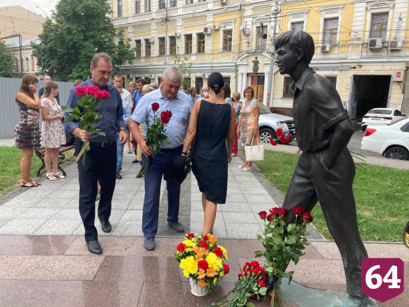 Жители Саратова возложили цветы к памятнику Олегу Табакову