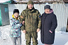 Боец СВО с позывным Медведь пришел с тортом к саратовским волонтерам