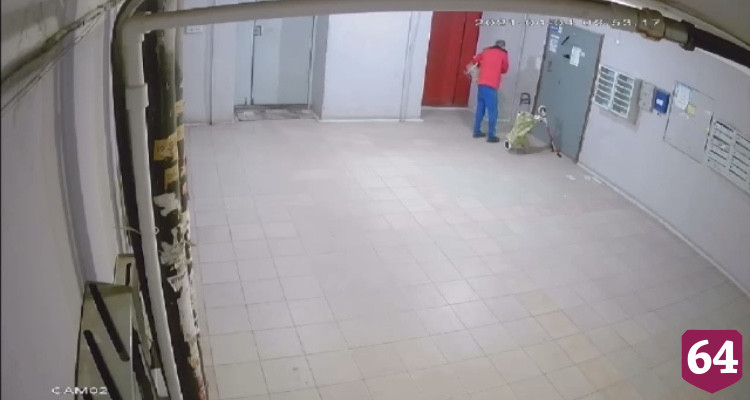 Камера в подъезде помогла поймать похитителя детских санок