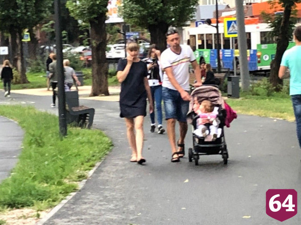 Жители Саратова после дождя вышли гулять без масок