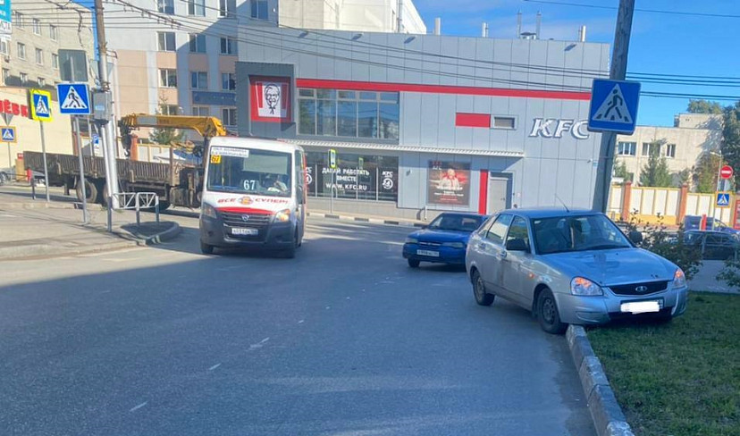На Политехнической под «Приору» попала женщина 