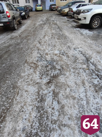 В Саратове двор превратился в каток из-за коммунальной аварии